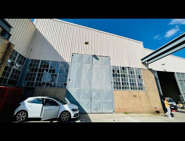 700M² WAREHOUSE TO LET IN LEA GLEN